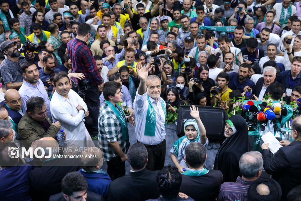 اجتماع هواداران «مسعود پزشکیان» در ورزشگاه شهید شیرودی