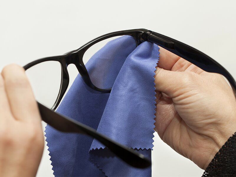 بهترین راه برای جلوگیری از خراش شیشه عینک