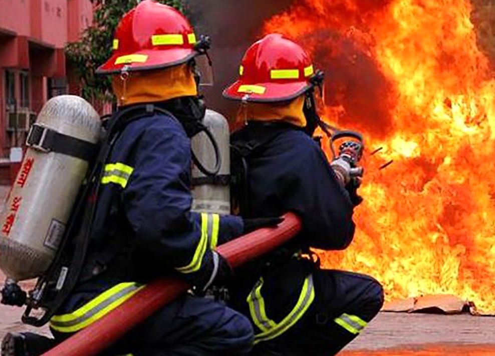 حریق مجتمع تجاری نخیل بندرعباس توسط آتش نشانان مهار شد