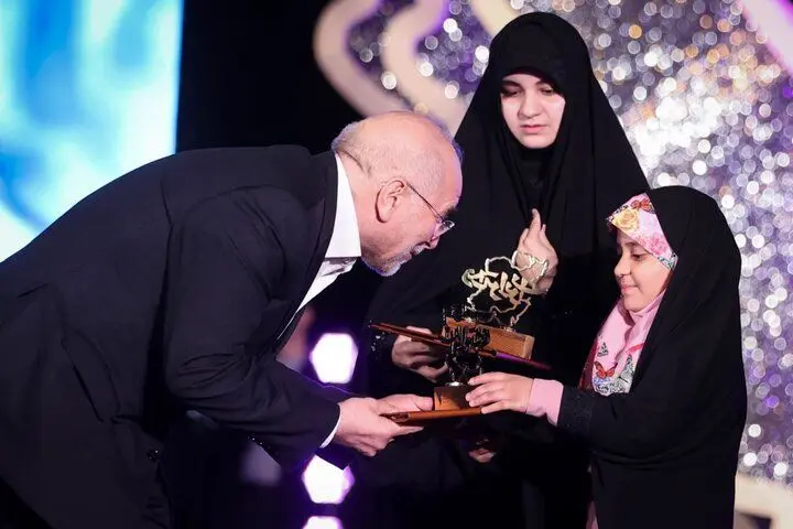 رئیس مجلس از دختران شهدای مقاومت تجلیل کرد