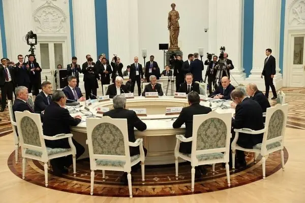 دیدار روسای هیات‌های شرکت‌کننده در اجلاس نخست وزیران سازمان همکاری شانگهای با رییس‌جمهور روسیه