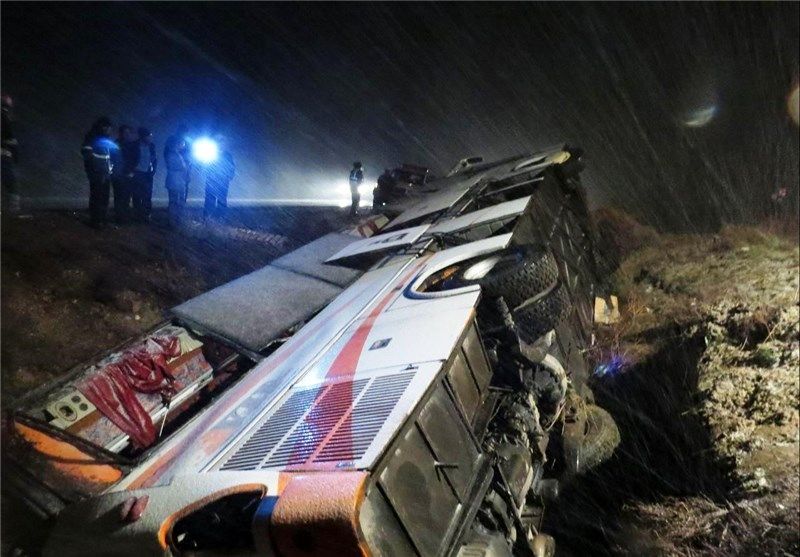 ۴۵ کشته و مصدوم در واژگونی اتوبوس در جاده اصفهان
