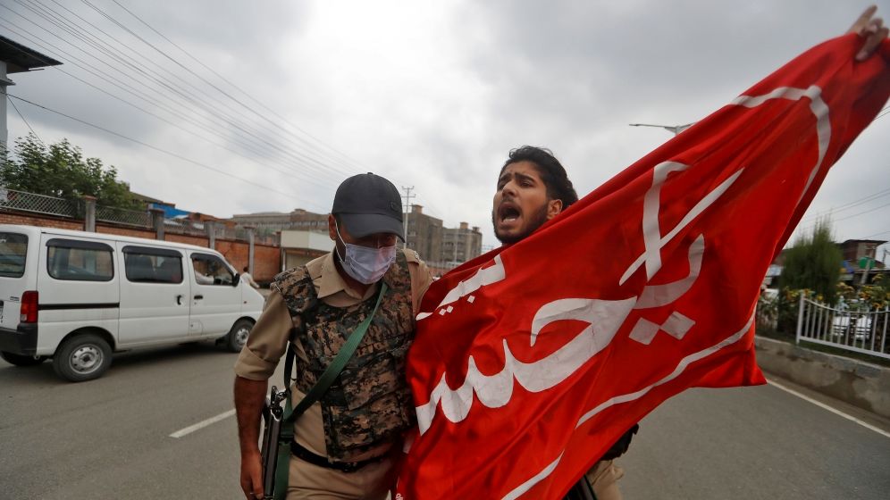 حمله پلیس هند به عزاداران حسینی در کشمیر با استفاده از گاز اشک‌آور