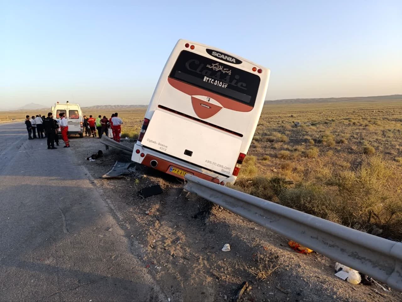 مصدویت ۶ نفر در حادثه برخورد اتوبوس و کامیون در آزاد راه نطنز به کاشان