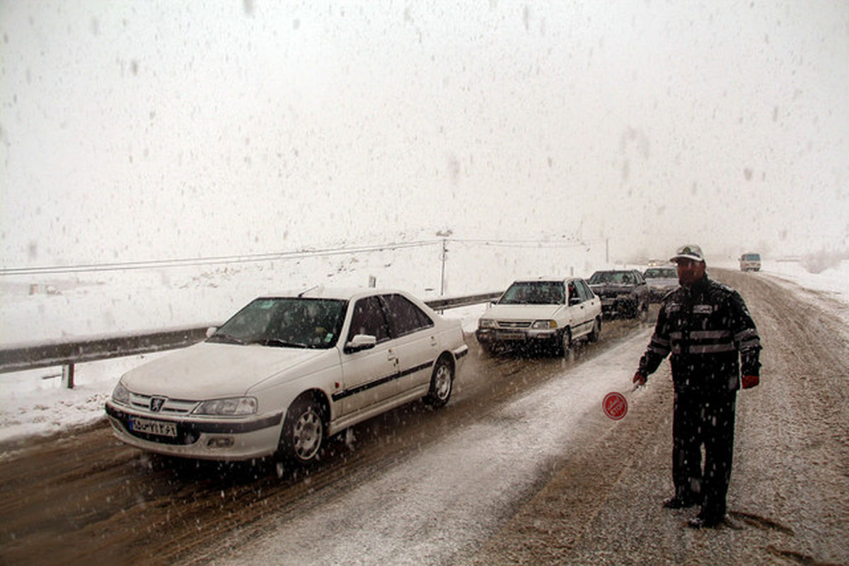 خودروها مجهز به تجهیزات زمستانی به‌ویژه زنجیرچرخ در محورهای کوهستانی مازندران باشند