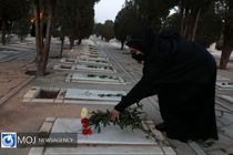 تجمع مادران شهدا در قطعه ۲۴ بهشت زهرا(س) / افشاگری علیه مدیر گورستان و بنیاد شهید