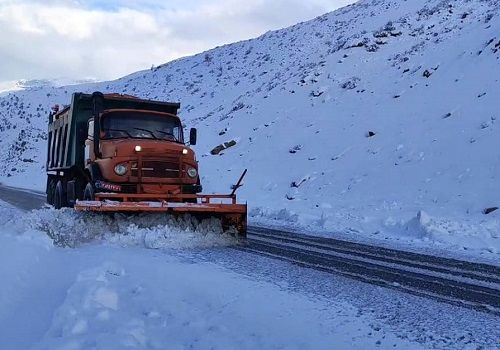 استمرار بارش برف و باران در مناطقی از کشور و تلاش راهداران برای بازگشایی محورهای مواصلاتی