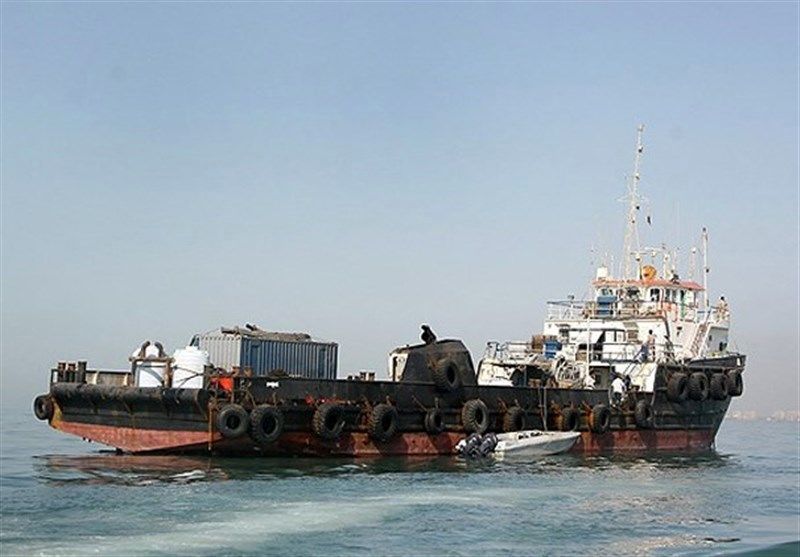 شناور حامل 28 میلیارد کالای قاچاق در خلیج فارس توقیف شد/قاچاقچیان دستگیر شدند