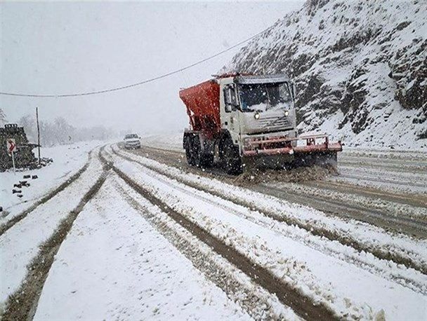 جاده‌های ۱۲ استان در محاصره برف و باران/رانندگان با تجهیزات سفر ضروری کنند