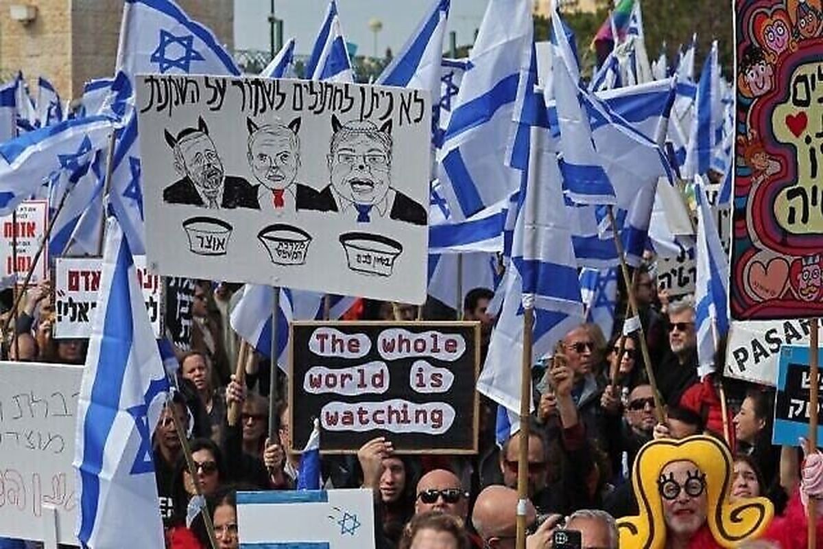 تظاهرات گسترده شهرک‌نشینان علیه نتانیاهو مقابل ساختمان کنست