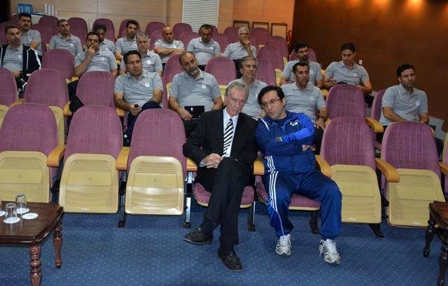 مدرس دوره مربیگری AFC: در بین مربیان ایرانی فقط دایی را می‌شناسم