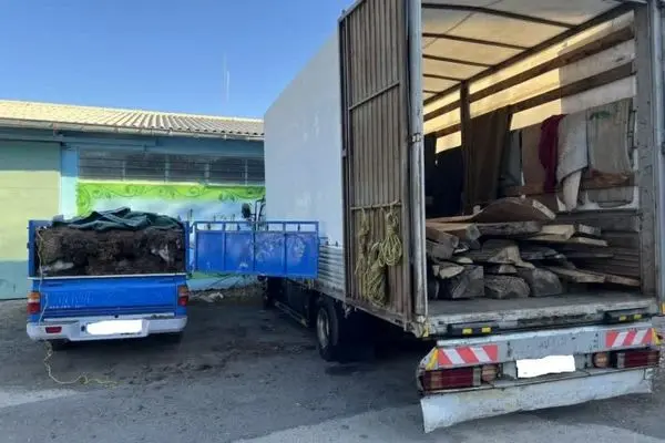 توقیف یک دستگاه کامیونت حامل الوار جنگلی در شهرستان اردبیل 