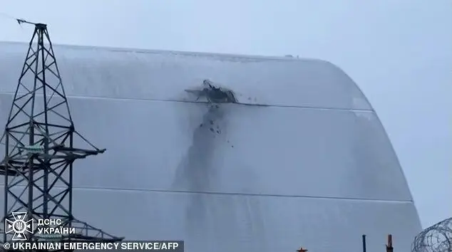 روی سپر محافظ سایت هسته ای چرنوبیل شکاف برداشته است