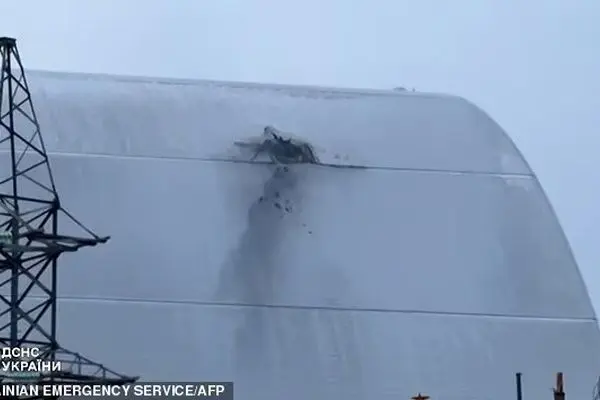 روی سپر محافظ سایت هسته ای چرنوبیل شکاف برداشته است