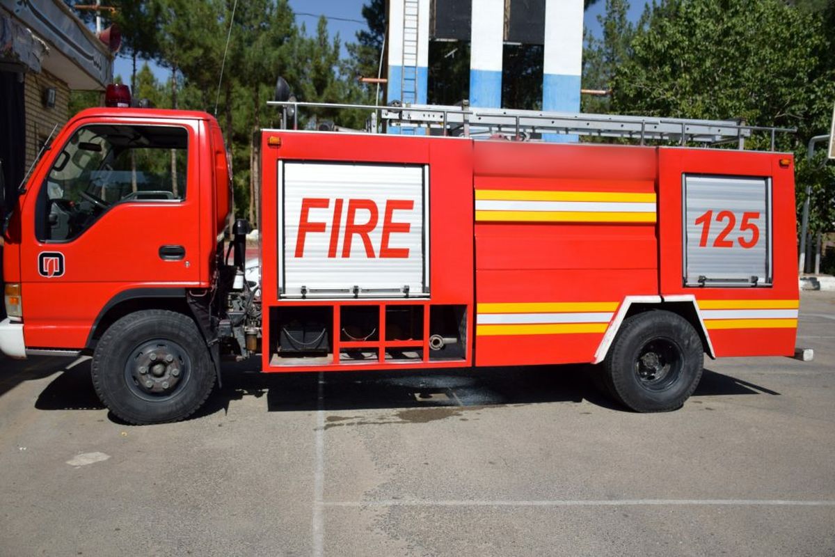چهار دستگاه خودروی آتش نشانی و حمل زباله به شهرداری آبادان تحویل داده شد 