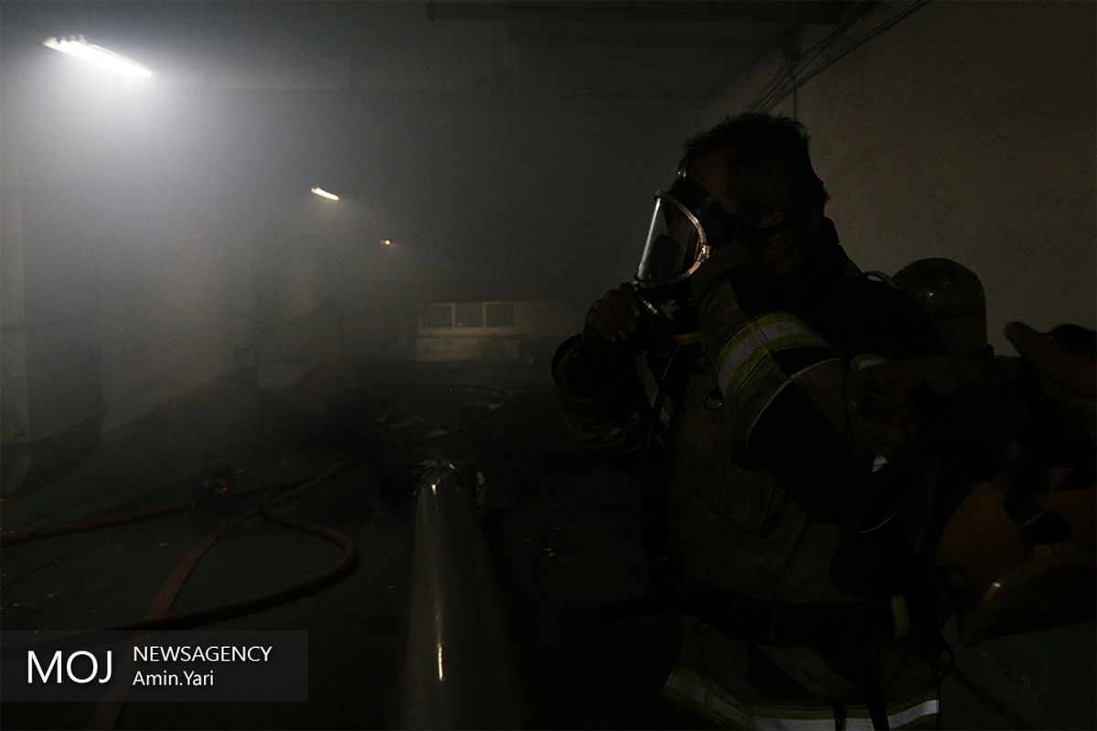 حرارت و دود در طبقه منهای چهار ساختمان برق وزارت نیرو ورود آتش نشانان را غیر ممکن کرد