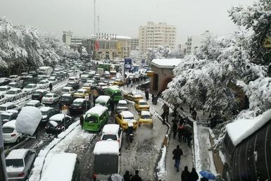 خیابان‌های تهران لغزنده و پرترافیک است