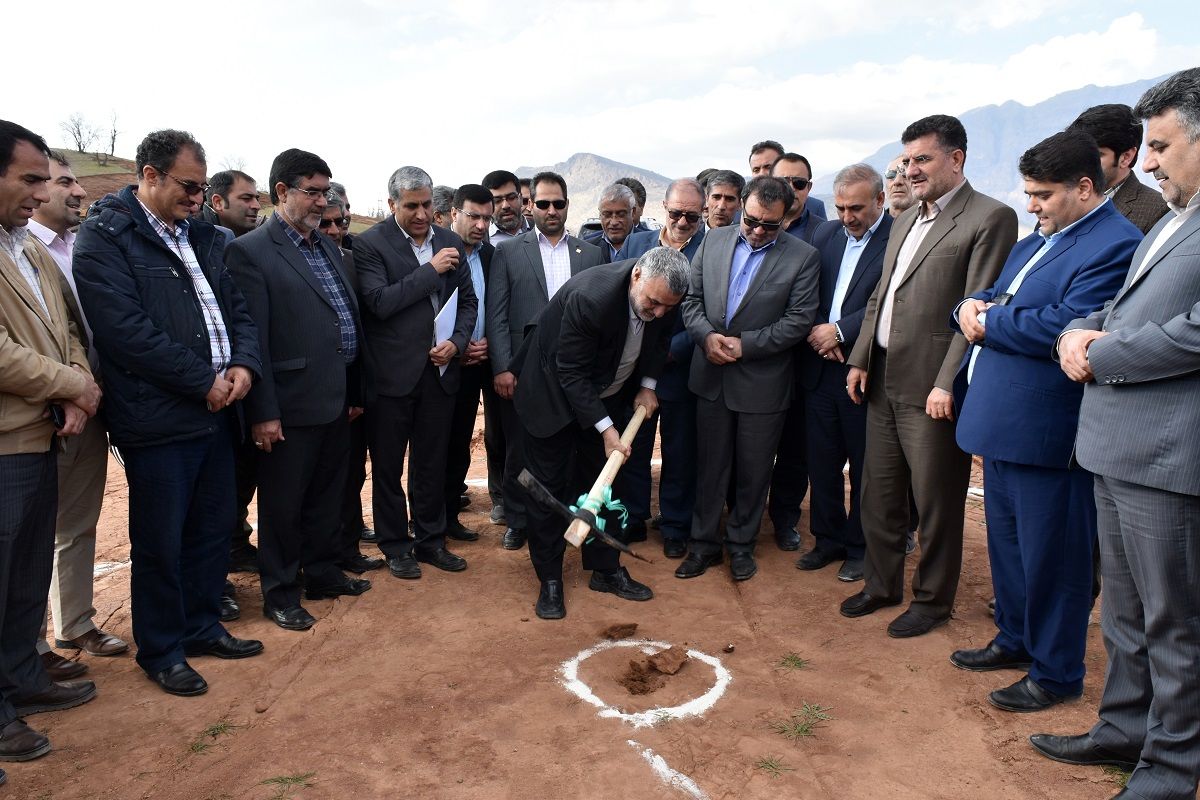 وزیر جهاد کشاورزی کلنگ احداث مجتمع خیریه درمانی، آموزشی فجر لرستان را به زمین زد
