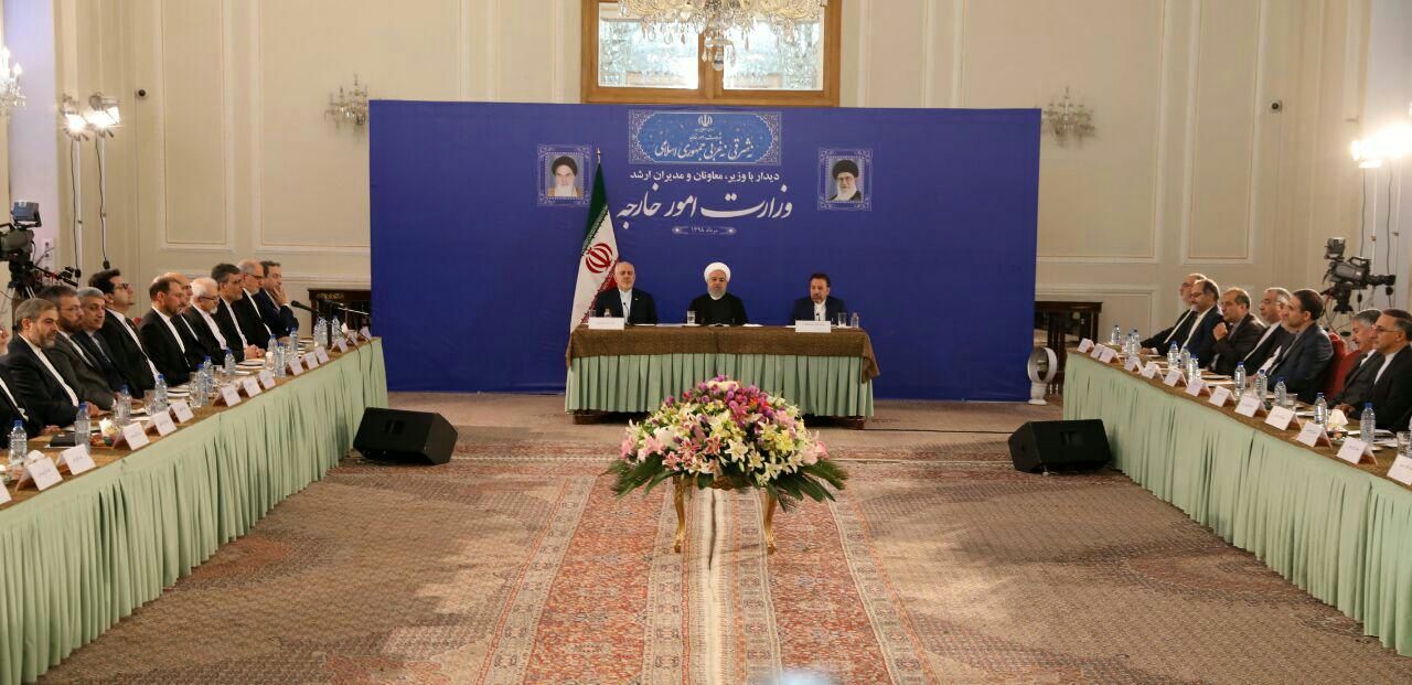 روحانی با ظریف در وزارت خارجه دیدار کرد