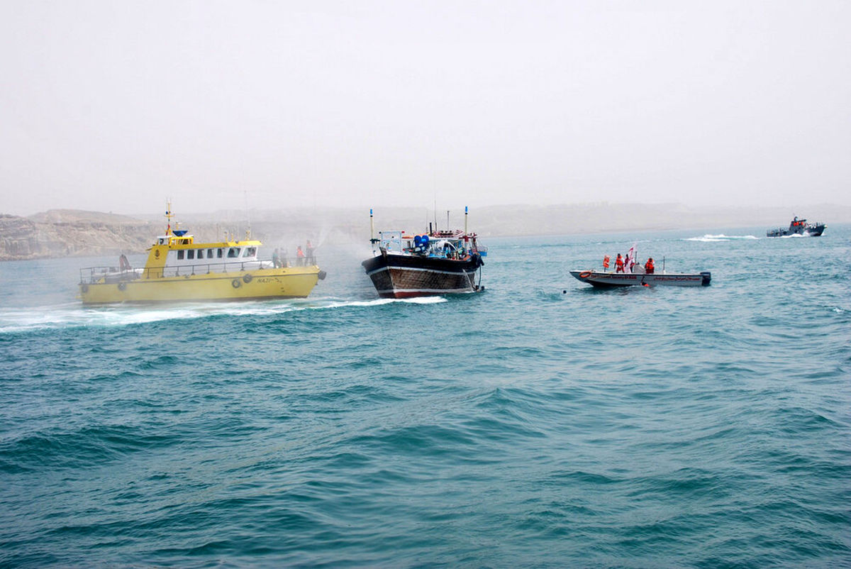 توقیف پنج شناور حامل سوخت و دستگیری 23 قاچاقچی در آب‌های خلیج‌فارس