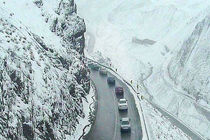 بارش برف و باران جاده‌های کشور را لغزنده کرده است/ رانندگان گرفتار با 111 تماس بگیرند
