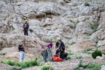 نجات یک بانوی آسیب دیده از ارتفاعات کوه صفه توسط آتش نشانان