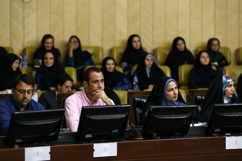 خبرنگاری که لاریجانی را دانشمند خطاب کرد / سوال از رییس مجلس تنها توسط چهار خبرنگار