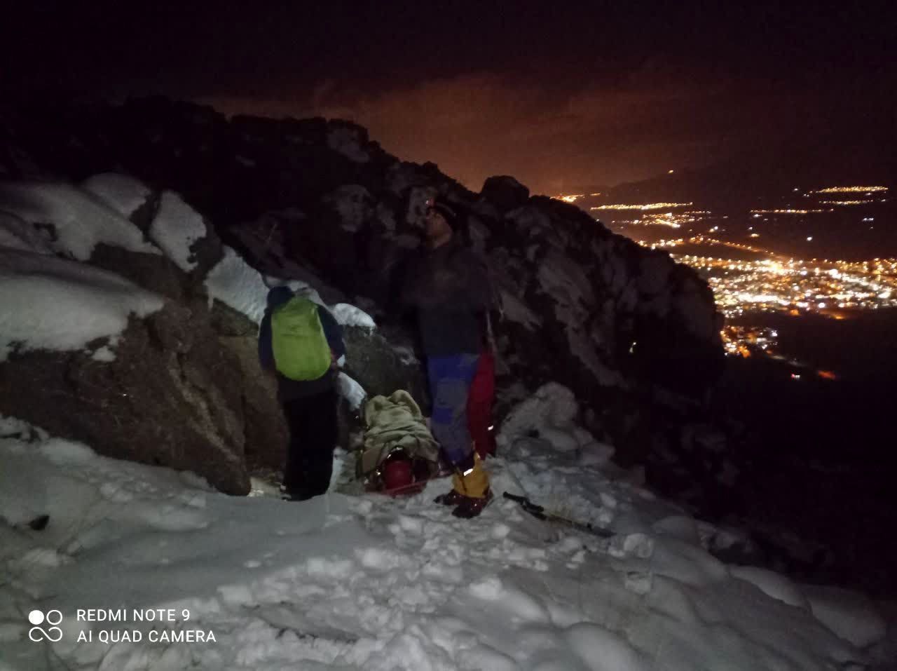نجات کوهنوردان در برف مانده توسط هلال احمر