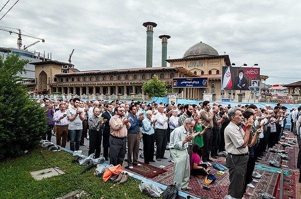 اقامه نماز عید فطر به امامت نماینده ولی فقیه در گیلان در مصلای رشت