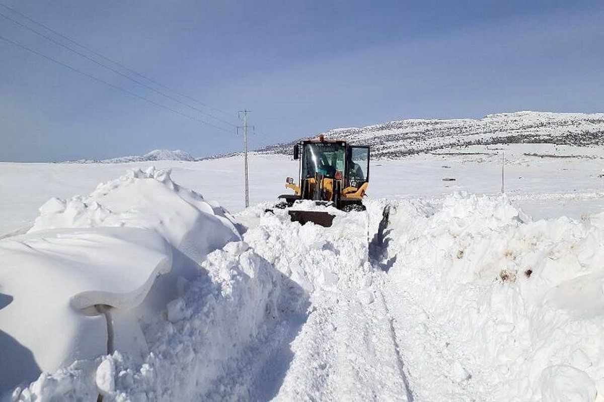 بارش برف راه ارتباطی ۱۸۵ روستا را در قزوین مسدود کرد 