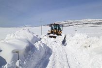 بارش برف راه ارتباطی ۱۸۵ روستا را در قزوین مسدود کرد 