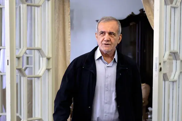 رئیس جمهور از رضا امیرخانی عیادت کرد