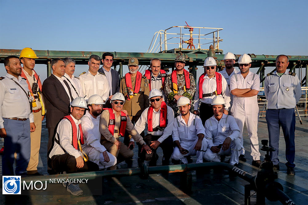 بازدید فرمانده قرارگاه پدافند از نفتکش‌های اسکله تی در جزیره خارک