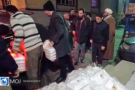کمک رسانی خادمان آستان قدس رضوی به زلزله زدگان خوی 