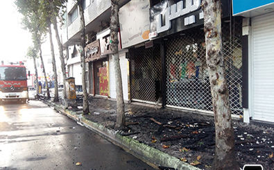 مصدومیت دو تن از آتش نشانان در جریان آتش سوزی خیابان شهید مطهری رشت