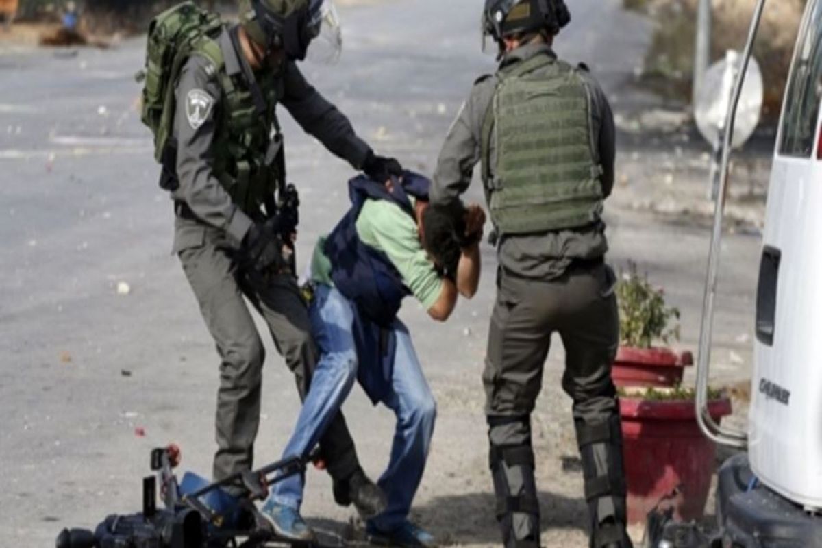 نظامیان صهیونیست 25 جوان فلسطینی را بازداشت کردند