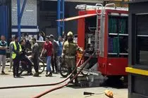 پس از ۶ ساعت عملیات سخت در هوایی گرم؛ آتش سوزی انبار تجاری کوی علوی مهار شد