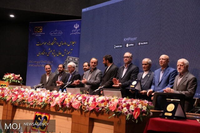 اهدای نشان سرو به رئیس دانشگاه تبریز به‌عنوان رئیس برتر دانشگاه‌های کشور