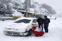 رهاسازی 85 خودروی زمینگیر شده در برف سنگین محورهای کوهستانی مازندران