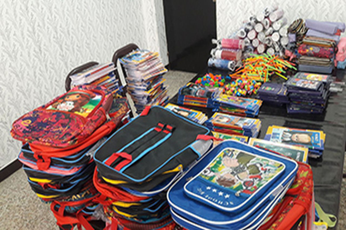 توزیع 30 بسته نوشت‌افزار در میان دانش آموزان نیازمند در فلاورجان