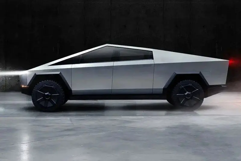 تردد گردشگران خارجی با تسلا در خیابان‌های چالوس + فیلم