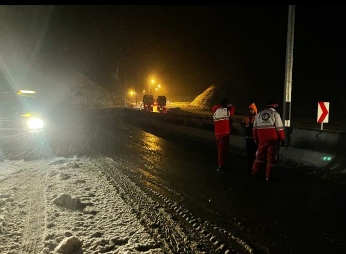 امدادرسانی به بیش از 35 دستگاه خودرو گرفتار در برف و کولاک در گردنه علی آباد شهرستان تفت