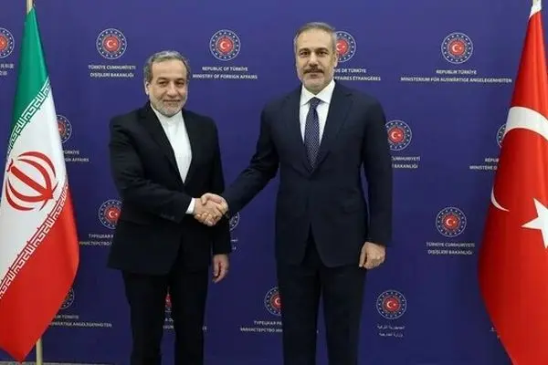 عراقچی فرا رسیدن روز جمهوری ترکیه را به هاکان فیدان تبریک گفت