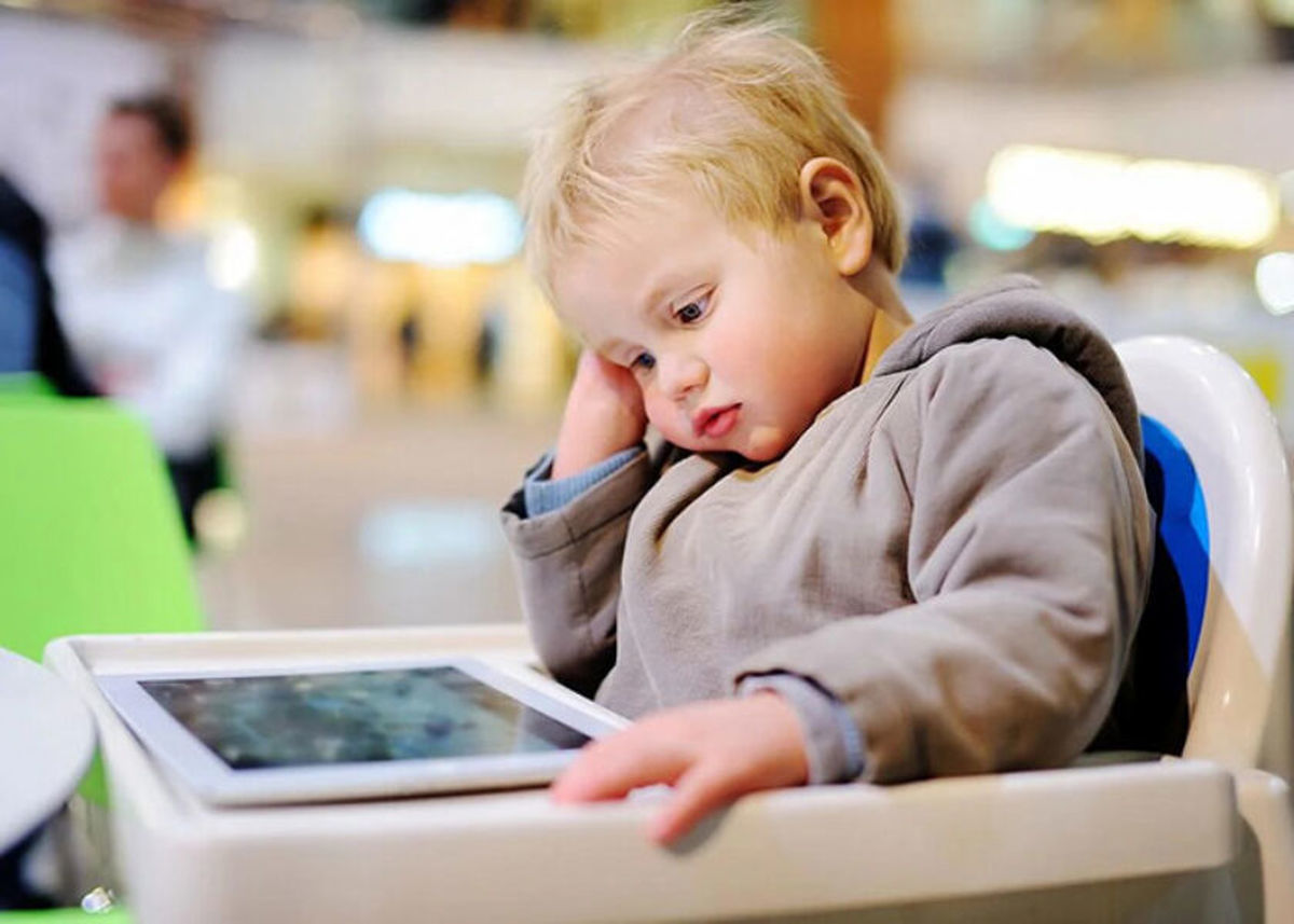 مرگ آرام مغزی کودکان با موبایل | خطرات موبایل برای کودکان را جدی بگیرید!