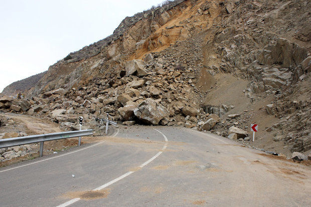 ریزش کوه در جاده امامزاده داوود و افتادن سنگ در راه تردد خودروها