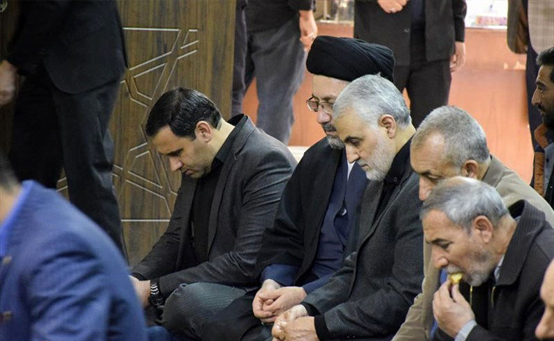 حضور سردار سلیمانی در مراسم عزای فاطمی در دفتر نماینده ولی فقیه کرمان