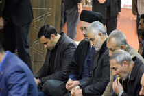 حضور سردار سلیمانی در مراسم عزای فاطمی در دفتر نماینده ولی فقیه کرمان