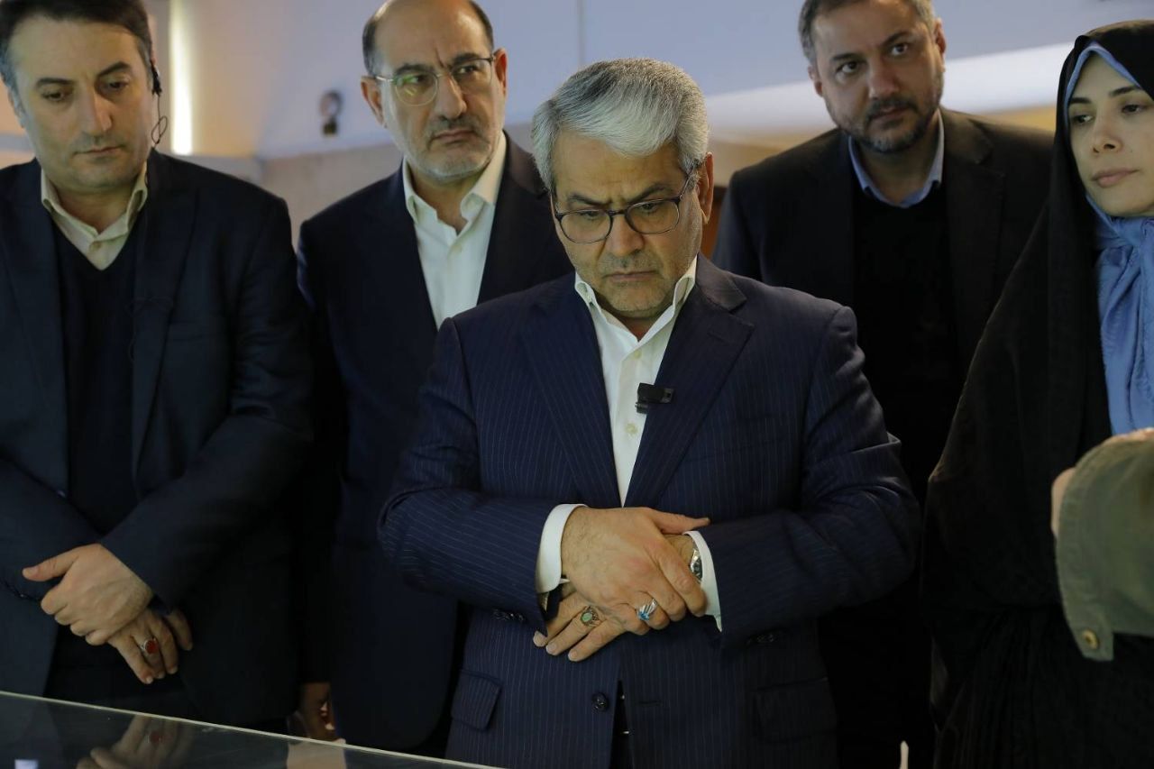 دبیر هیأت دولت از نمایشگاه دستاوردهای صنعت هسته‌ای بازدید کرد