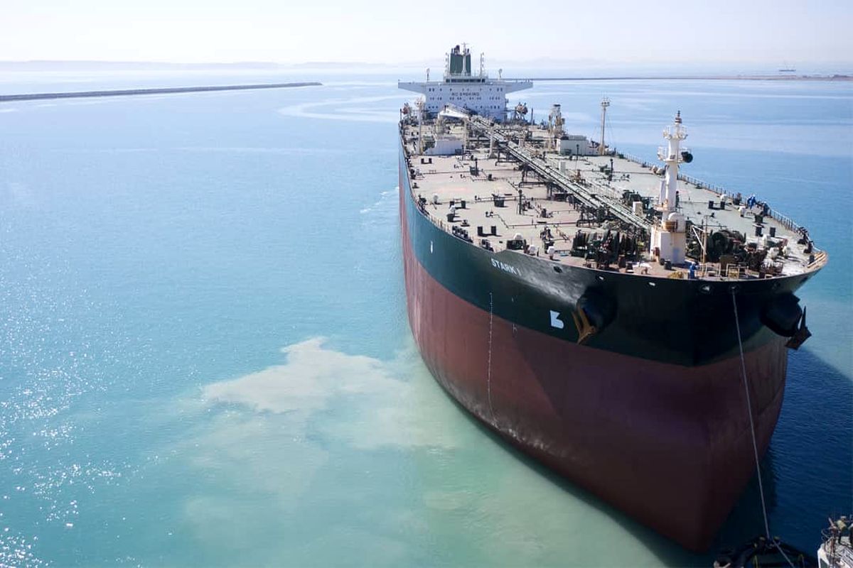 توقیف یک فروند کشتی خارجی حامل سوخت قاچاق در آب‌های پارسیان