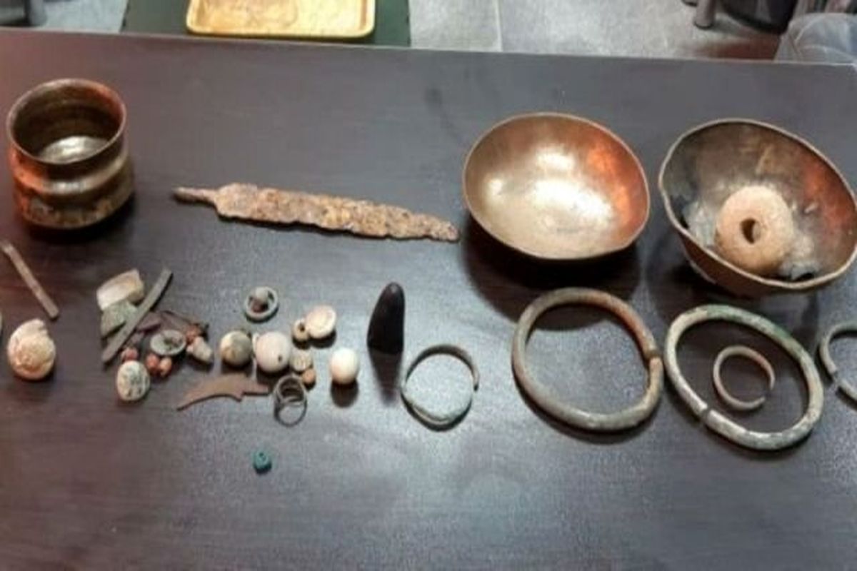کشف ۵۲۳ شیء تاریخی از خانه یک قاچاقچی در استان گیلان
